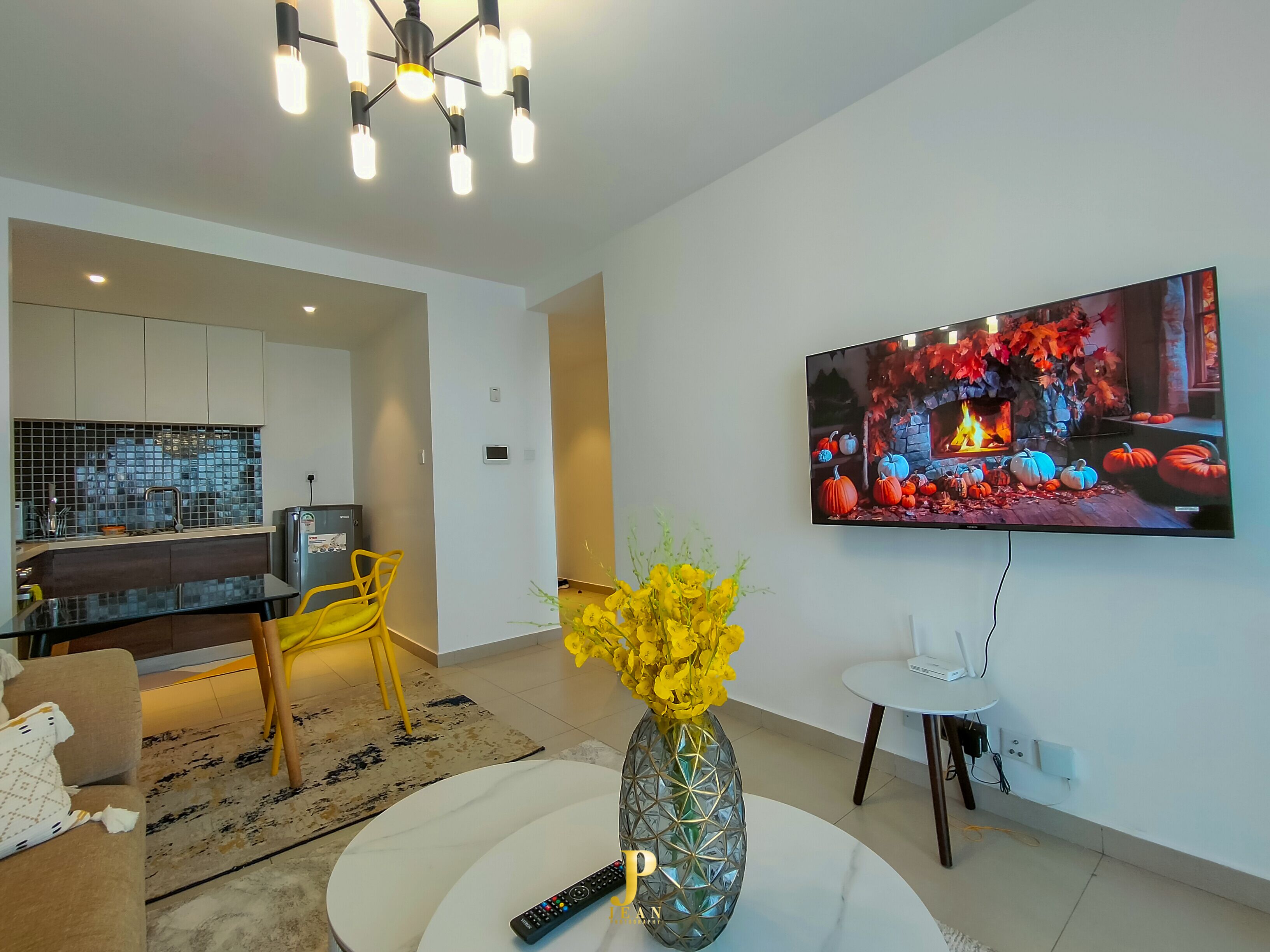 Comfort-Apartment | Wohnbereich | 24-Zoll-Smart-TV mit Digitalempfang