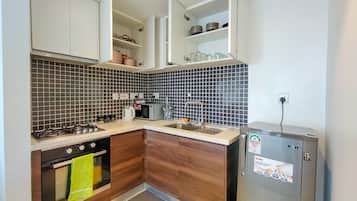 Apartamento Confort | Cocina privada | Frigorífico, microondas, utensilios de cocina y isla de cocina