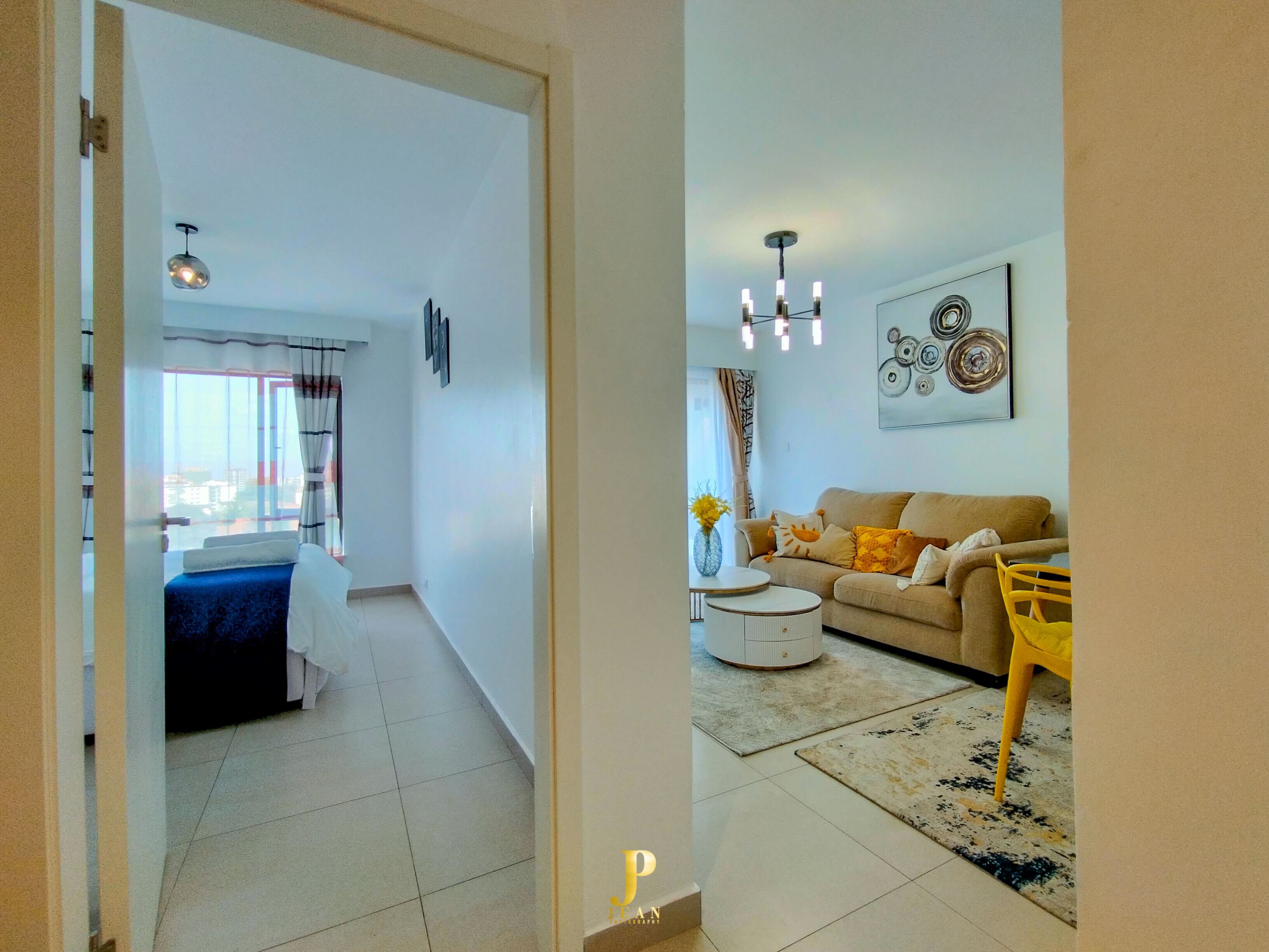 Comfort-Apartment | Wohnbereich | 24-Zoll-Smart-TV mit Digitalempfang