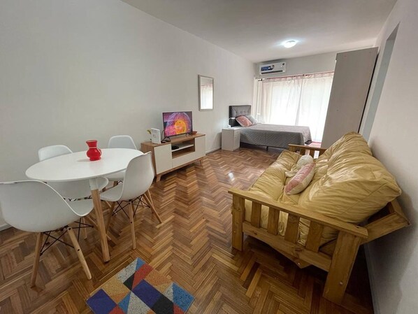 1 habitación, acceso a internet y ropa de cama