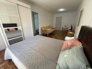 1 habitación, acceso a internet y ropa de cama