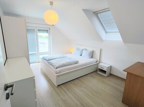 3 bedrooms, desk, iron/ironing board, travel cot - Modern cozy house Bratislava - Pet friendly (Bratislava)