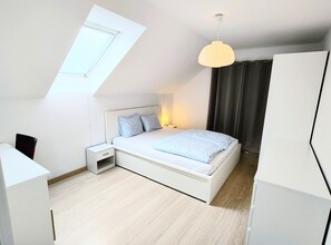 3 makuuhuonetta, työpöytä, silitysrauta/-lauta, vauvan matkasänky
