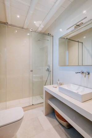 シャワー、ヘアドライヤー、ビデ、タオル