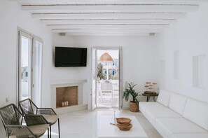 Smart TV, caminetto, impianto stereo