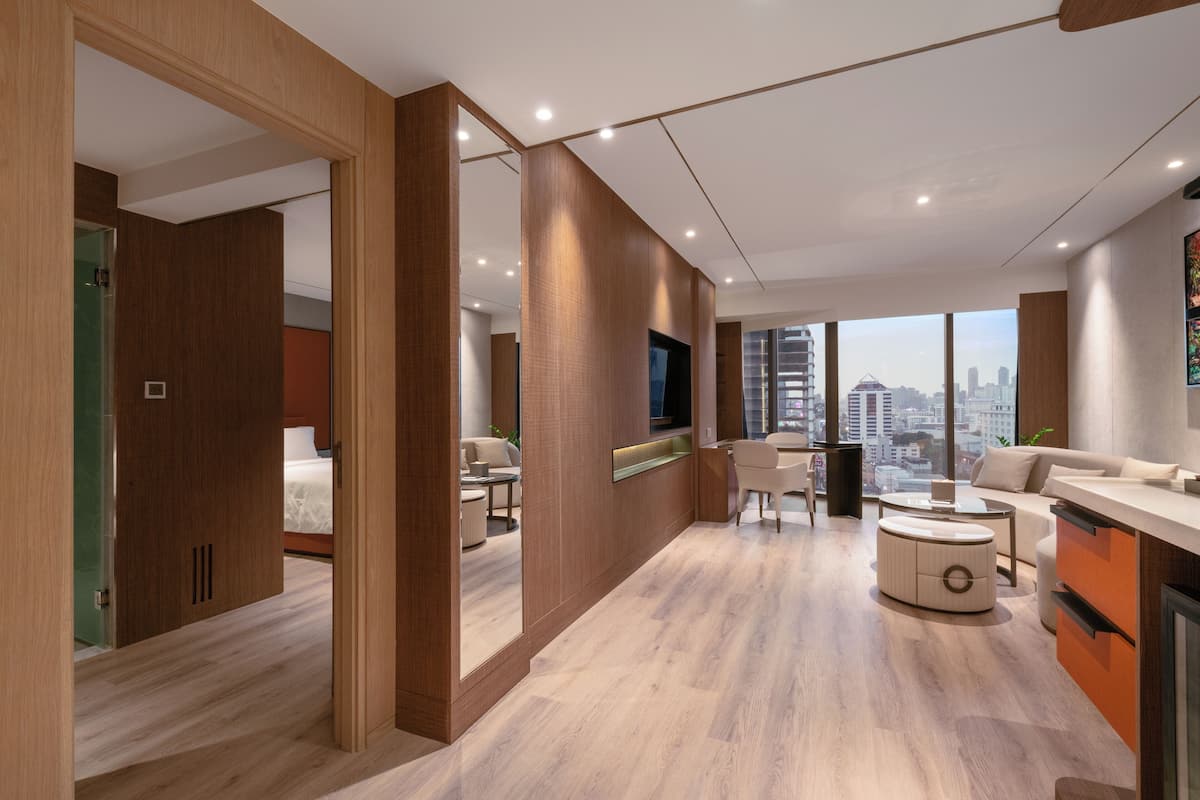 Presidential Room | Free minibar items, desk, soundproofing, rollaway beds