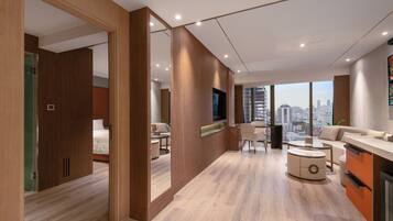 Quarto presidencial | Frigobar (abastecido com alguns itens grátis), escrivaninha