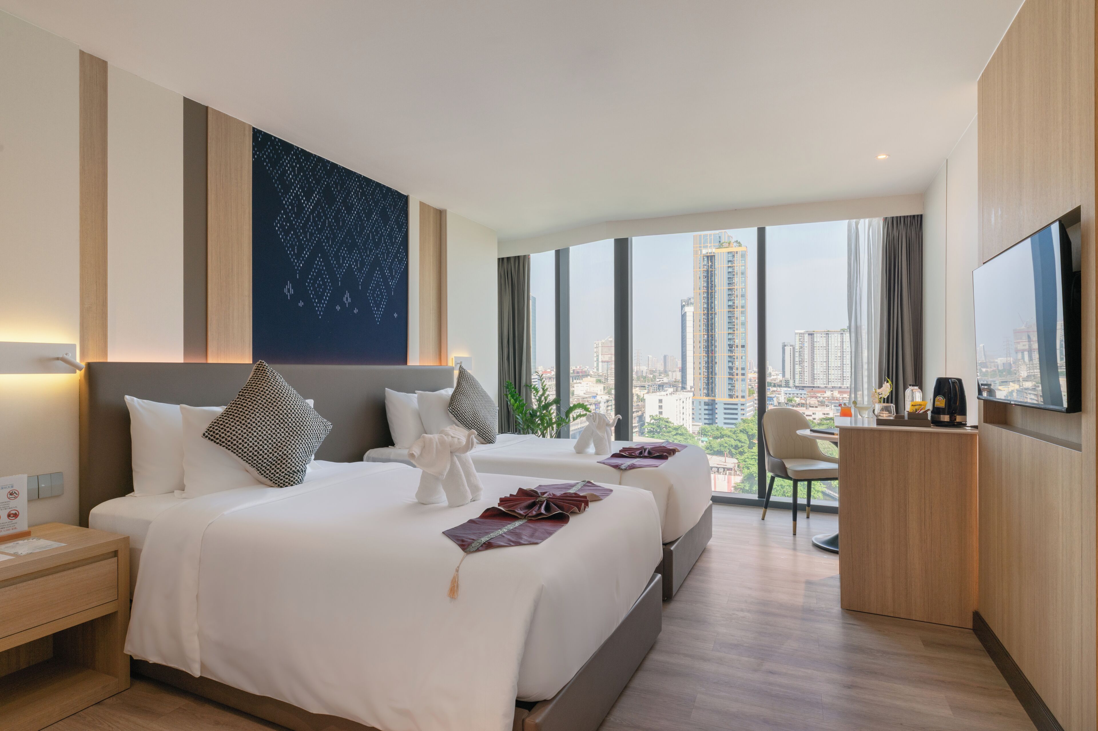 Deluxe Twin Room | Free minibar items, desk, soundproofing, rollaway beds