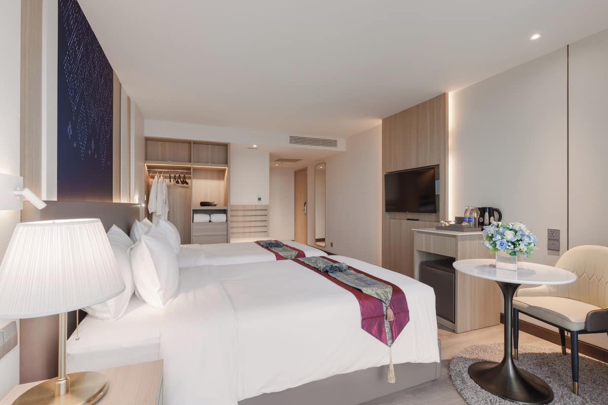 Deluxe Twin Room | Free minibar items, desk, soundproofing, rollaway beds