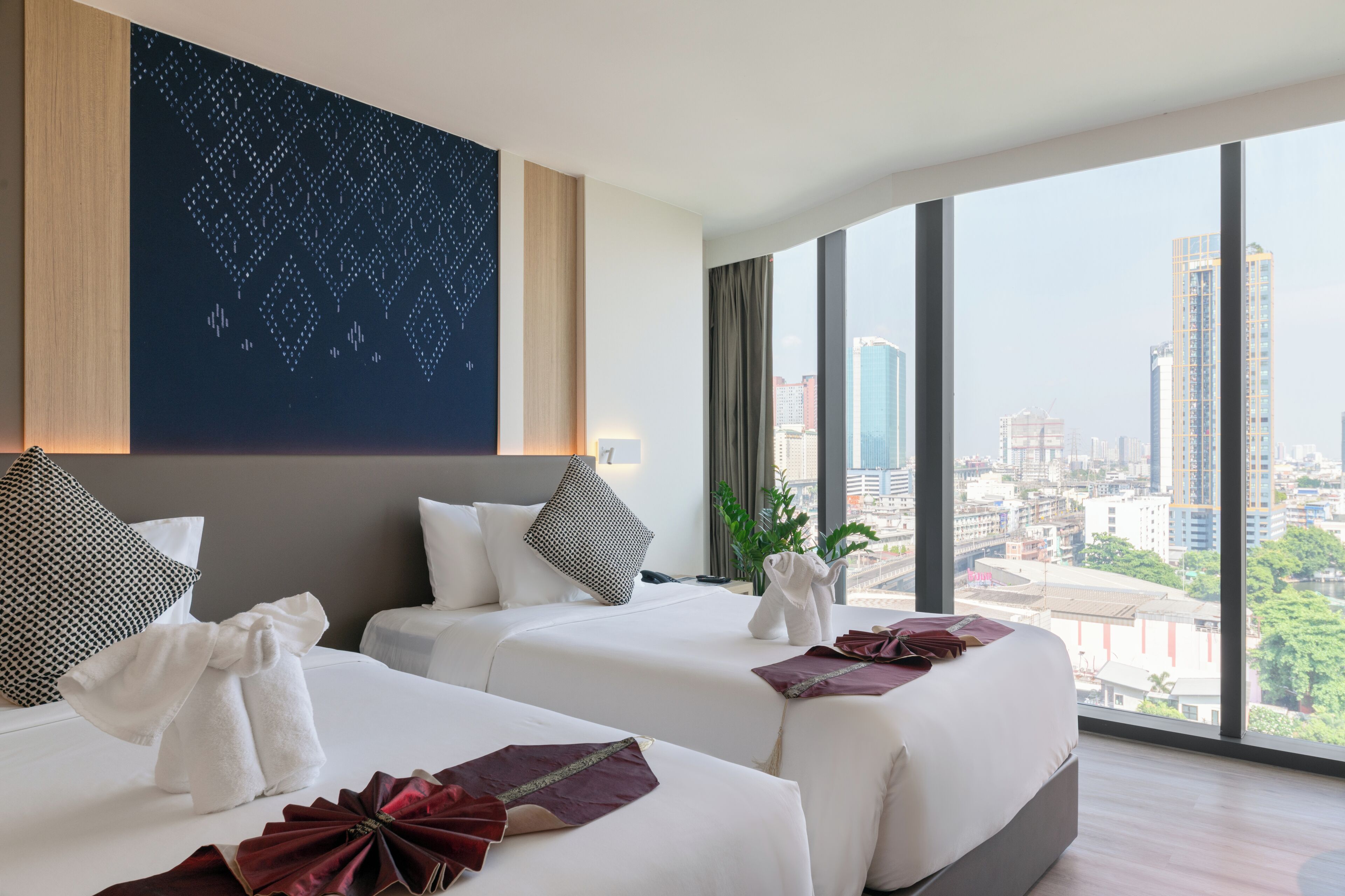 Habitación Deluxe con 2 camas individuales | Artículos del minibar gratis y escritorio 