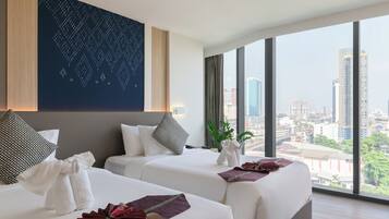 Habitación Deluxe con 2 camas individuales | Artículos del minibar gratis y escritorio