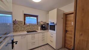 Fridge, oven, stovetop, coffee/tea maker