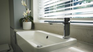 淋浴设施、吹风机、毛巾、肥皂