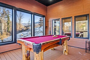 Games room - Brand New Luxe Cabin Overlooking Downtown - Amazing! (Gatlinburg)