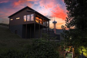 Exterior - Brand New Luxe Cabin Overlooking Downtown - Amazing! (Gatlinburg)