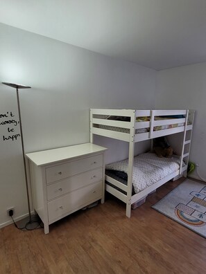 3 bedrooms, iron/ironing board, WiFi, bed sheets