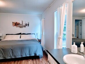 4 bedrooms, desk, iron/ironing board, WiFi