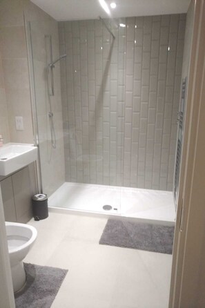 Handdukar, tvål och toalettpapper