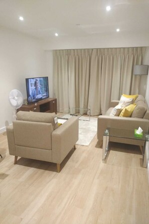 Living area - 
spacious service apartment five minutes walk to Royal Air Force Museum London

 (London)