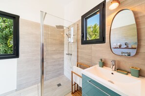 Shower, hair dryer, towels, soap - Villa Sharma 5 étoiles : Tropical, luxe, détente et bien être (Saint-Pierre)