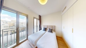 2 chambres, coffres-forts dans les chambres, bureau
