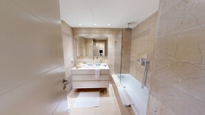Dusche, Haartrockner, Handtücher, Seife