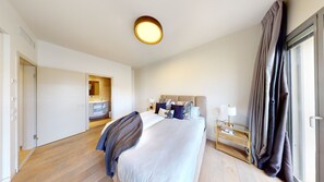 2 chambres, coffres-forts dans les chambres, bureau