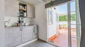 Frigorífico, microondas, cafetera o tetera y utensilios de cocina