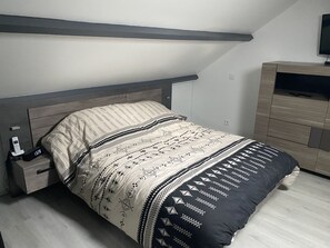 1 bedroom, iron/ironing board, travel cot, WiFi