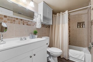 Sèche-cheveux, serviettes fournies, savon, shampoing