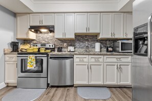 Refrigerador, microondas, horno y parrilla de estufa