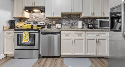 🌟Beach Retreat in Downtown Delray🌟King Bed 🌟Fast Wi-Fi🌟 Free Parking🌟