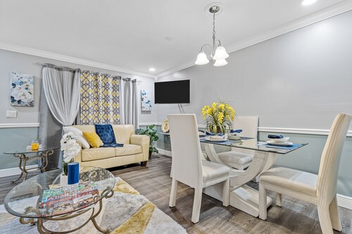 🌟Beach Retreat in Downtown Delray🌟King Bed 🌟Fast Wi-Fi🌟 Free Parking🌟