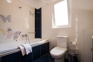 Dusche, kostenlose Toilettenartikel, Haartrockner, Handtücher