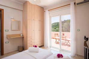 2 bedrooms, in-room safe, desk, soundproofing - Olive Garden Cottage with Heated Pool (Platanias)