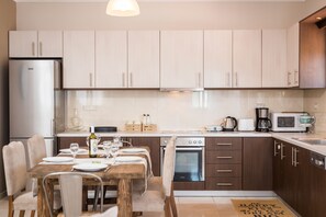 Réfrigérateur, four à micro-ondes, un four, surface de cuisson