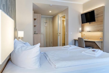 Hypo-allergenic bedding, desk, laptop workspace, free WiFi. Hotel Alter Markt