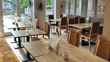 Daily continental breakfast (EUR 15 per person)