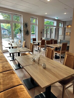 Daily continental breakfast (EUR 15 per person) - Das COPNIC Berlin (Berlin)