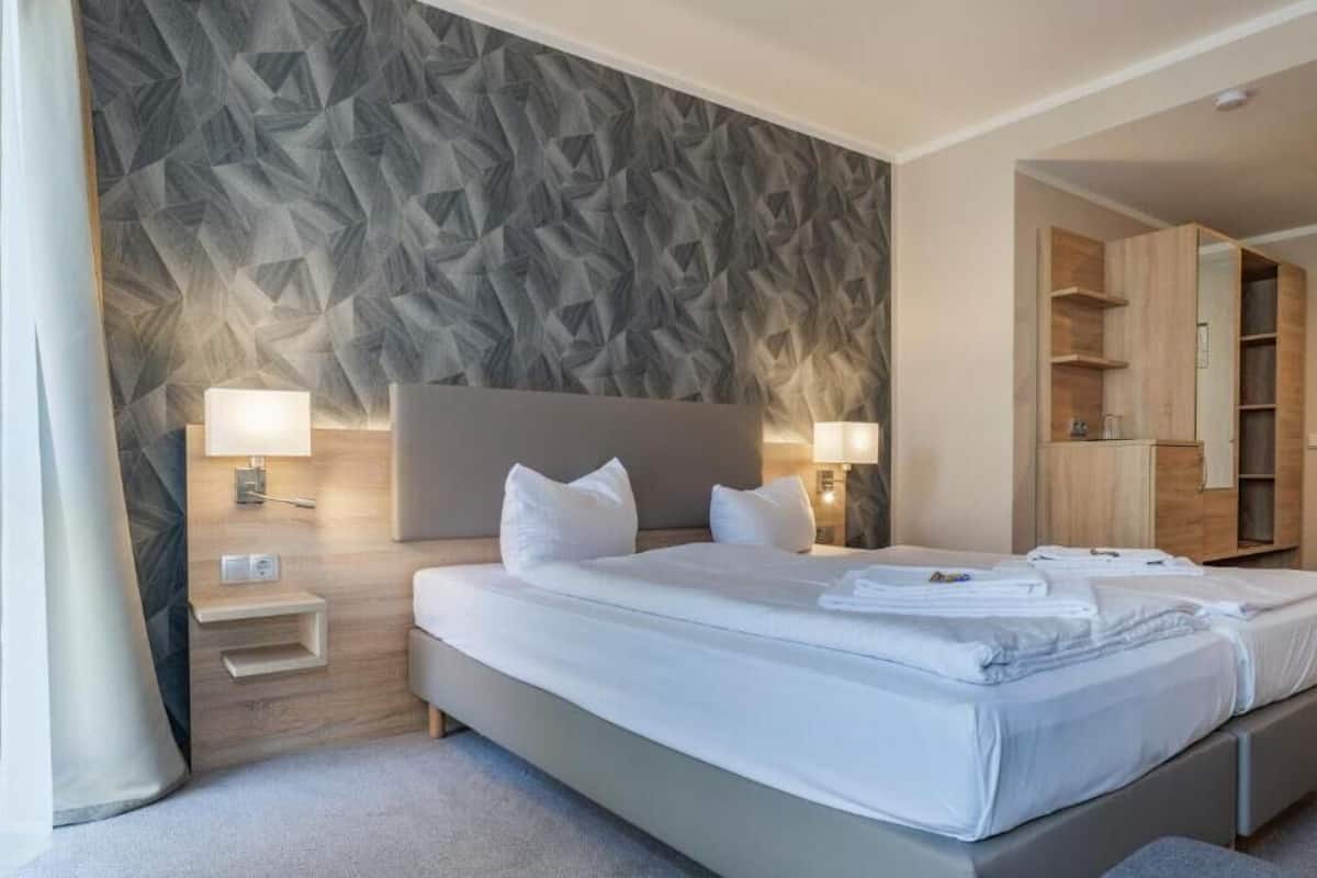 Hypo-allergenic bedding, desk, free WiFi, bed sheets