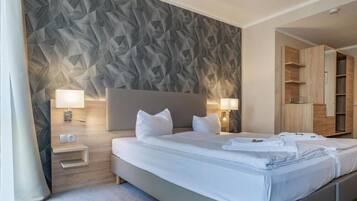 Ropa de cama hipoalergénica, escritorio, wifi gratis y ropa de cama