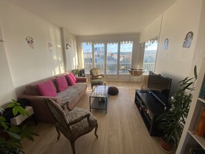 TV connectée, lecteur de DVD, livres