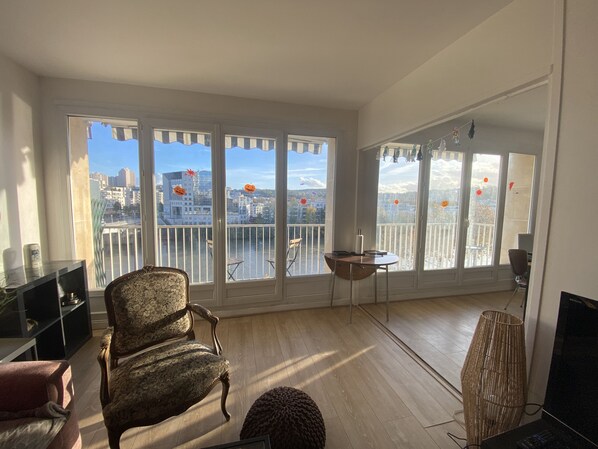 Smart-TV, DVD-Player, Bücher