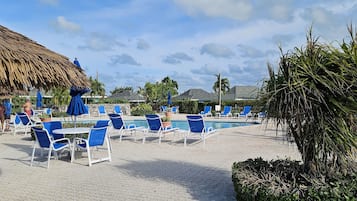 Alberca al aire libre y alberca climatizada