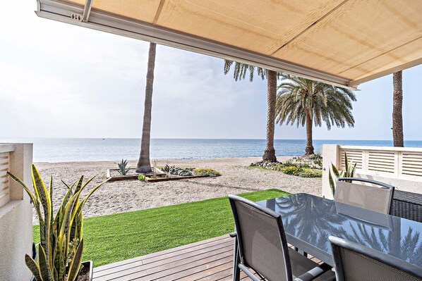 Outdoor dining - Impresionante Casa PIE DE Playa (AN)