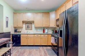 Réfrigérateur, four à micro-ondes, un four, surface de cuisson