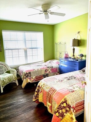 4 habitaciones, escritorio y tabla de planchar con plancha 