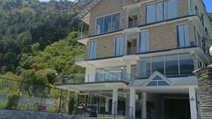 Un hôtel au design moderne, avec une structure à deux étages, de grandes fenêtres et un balcon.