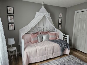 4 slaapkamers, een bureau, een strijkplank/strijkijzer, reisbedje