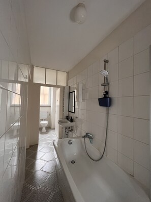 Hårtork, handdukar, tvål och schampo